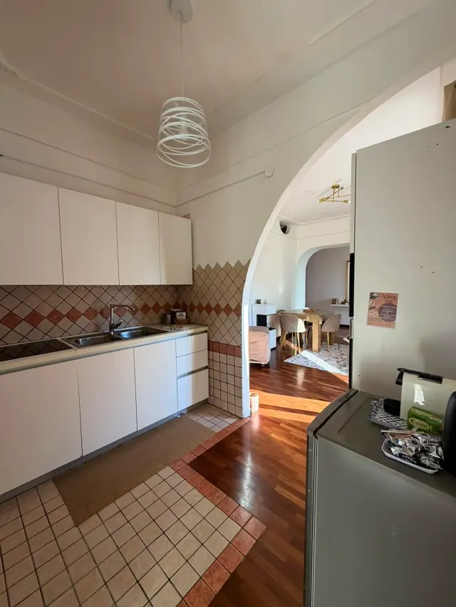 BookNoFees: poilsio būstas, Castellammare Di Stabia, Kampanija, Italija – Virtuvė su baltomis spintelėmis, plytelėmis išklotu sienos apdailos elementu ir arkine angą į valgomojo zoną