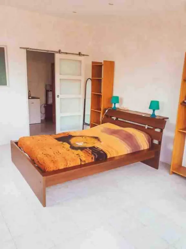 BookNoFees: Ramus bungalowas su gėlių apsodintu kiemeliu ir vasaros virtuve – Agde
