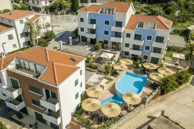 BookNoFees: poilsio būstas, Slatine – Rami poilsio vila su baseinu ir sodu