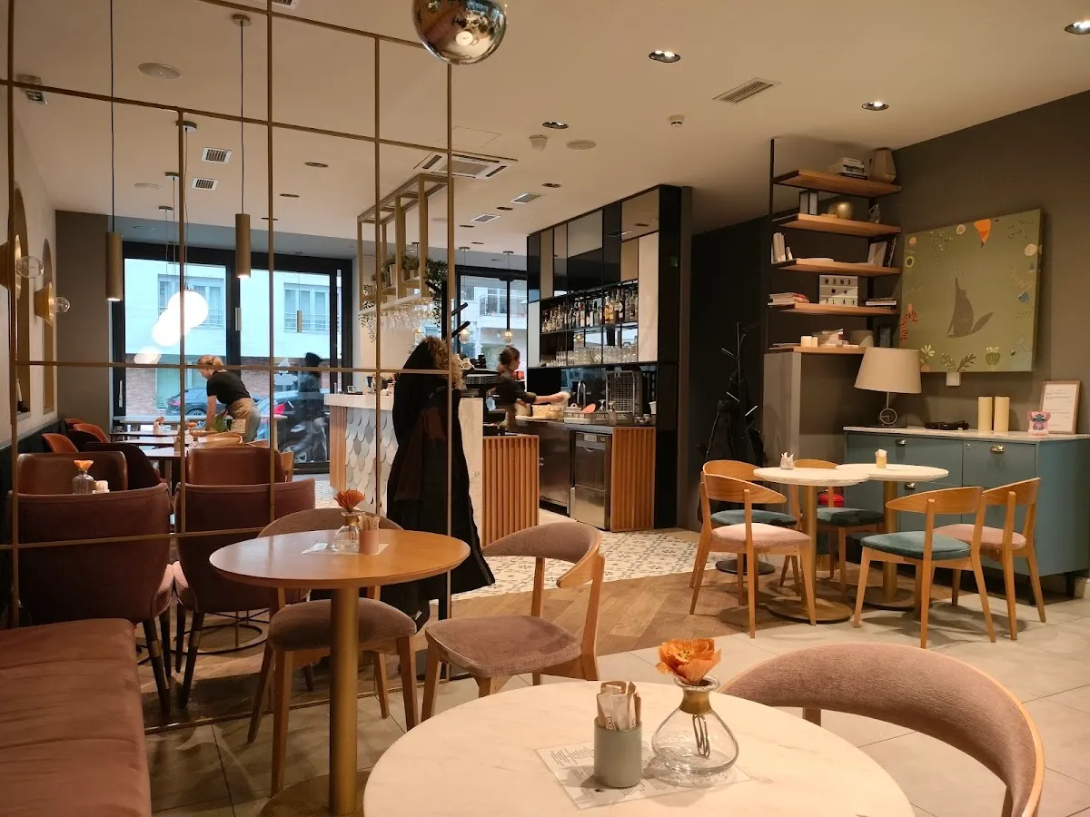 BookNoFees: Kavinė – MoMo Bar & Play – Belgrade – „MoMo Bar & Play“, nuotrauka 1