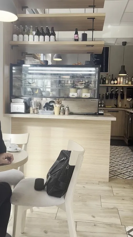 BookNoFees: Kavinė – Mills Coffee – Bratislava – „Mills Coffee“, nuotrauka 3