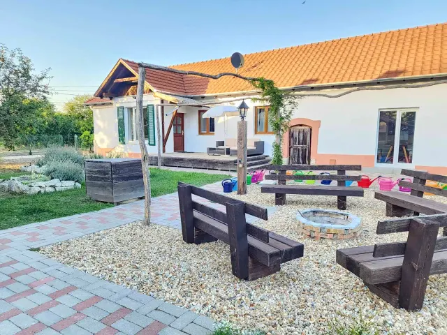 BookNoFees: Ramus, erdvus namas su sodu ir laužaviete – Tiszatardos