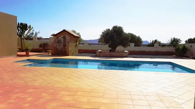 BookNoFees: poilsio būstas, Triquivijate, Fuerteventura, Ispanija – Lauko baseinas su plytelėmis išklota terasa, akmenine dušo kabina ir vaizdu į kalnus