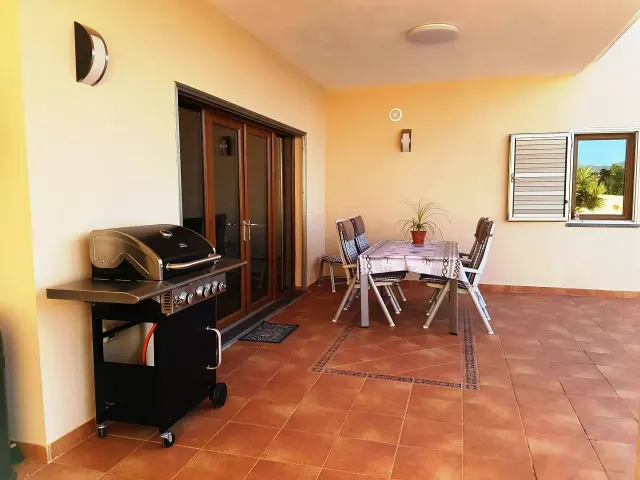 BookNoFees: poilsio būstas, Triquivijate, Fuerteventura, Ispanija – Uždengta terasa su valgomojo stalu, kėdėmis ir dujiniu griliu