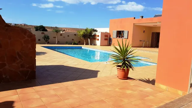 BookNoFees: poilsio būstas, Triquivijate, Fuerteventura, Ispanija – Terasą prie baseino su baseinu ir vazoniniais augalais