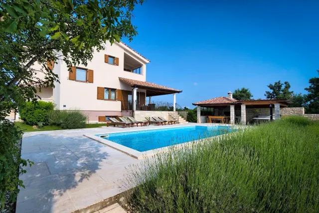 BookNoFees: poilsio būstas, Štokovci – vilos su baseinu, esančios priešais namą „Villa Stokovci“ Štokovci kaime