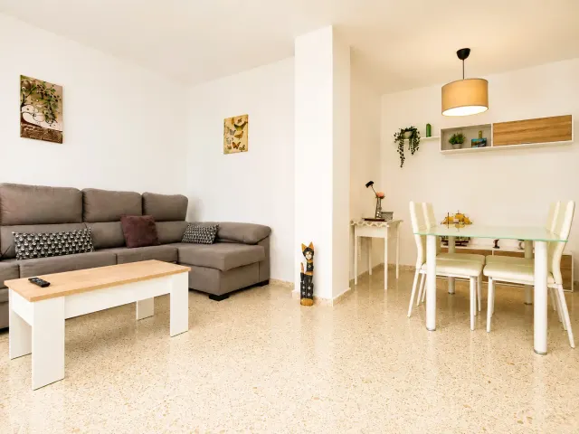 BookNoFees: poilsio būstas, Jerez De La Frontera – Svetainė su pilka sofa ir valgomojo zona su stikliniu stalu