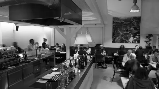 BookNoFees: Restoranas – Das Lokal im Hof – Vienna – Kavinė kieme, nuotrauka 2