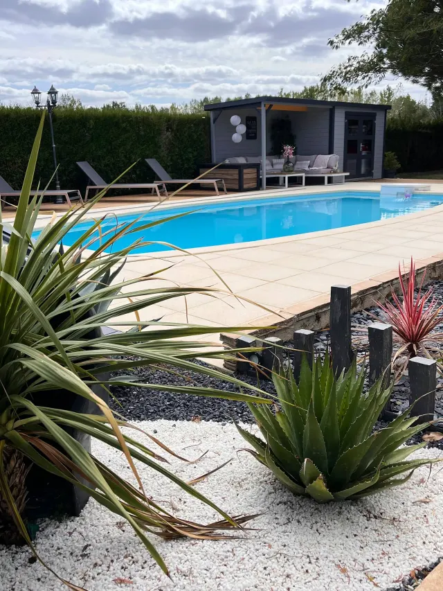 BookNoFees: Žavus poilsio namas su privačiu baseinu ir šiaudine pavėsine – Gennes-Val-De-Loire