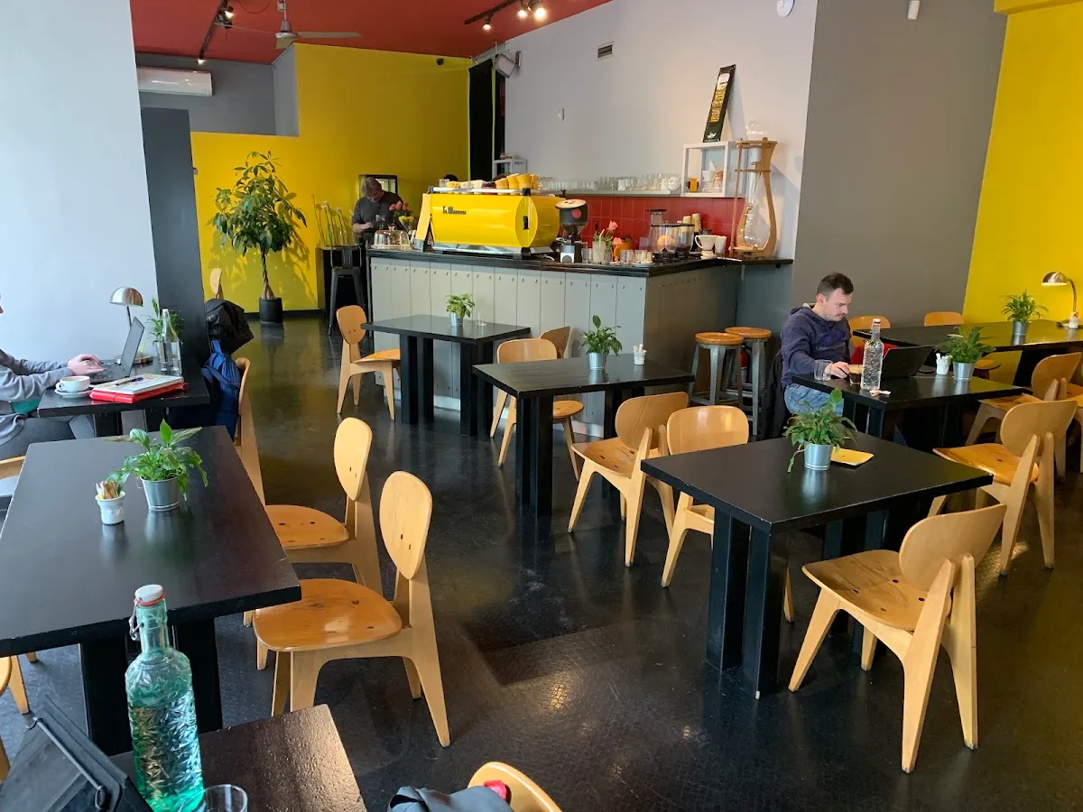 BookNoFees: Kavinė – Yellow Cafe – Athens – „Yellow Cafe“, nuotrauka 1