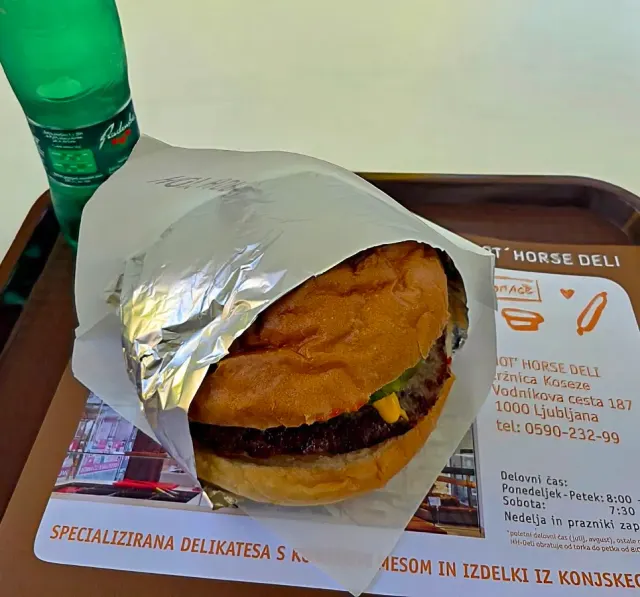BookNoFees: Užkandžių baras – Hot Horse Tivoli – Ljubljana – „Hot Horse“ Tivoli, nuotrauka 2