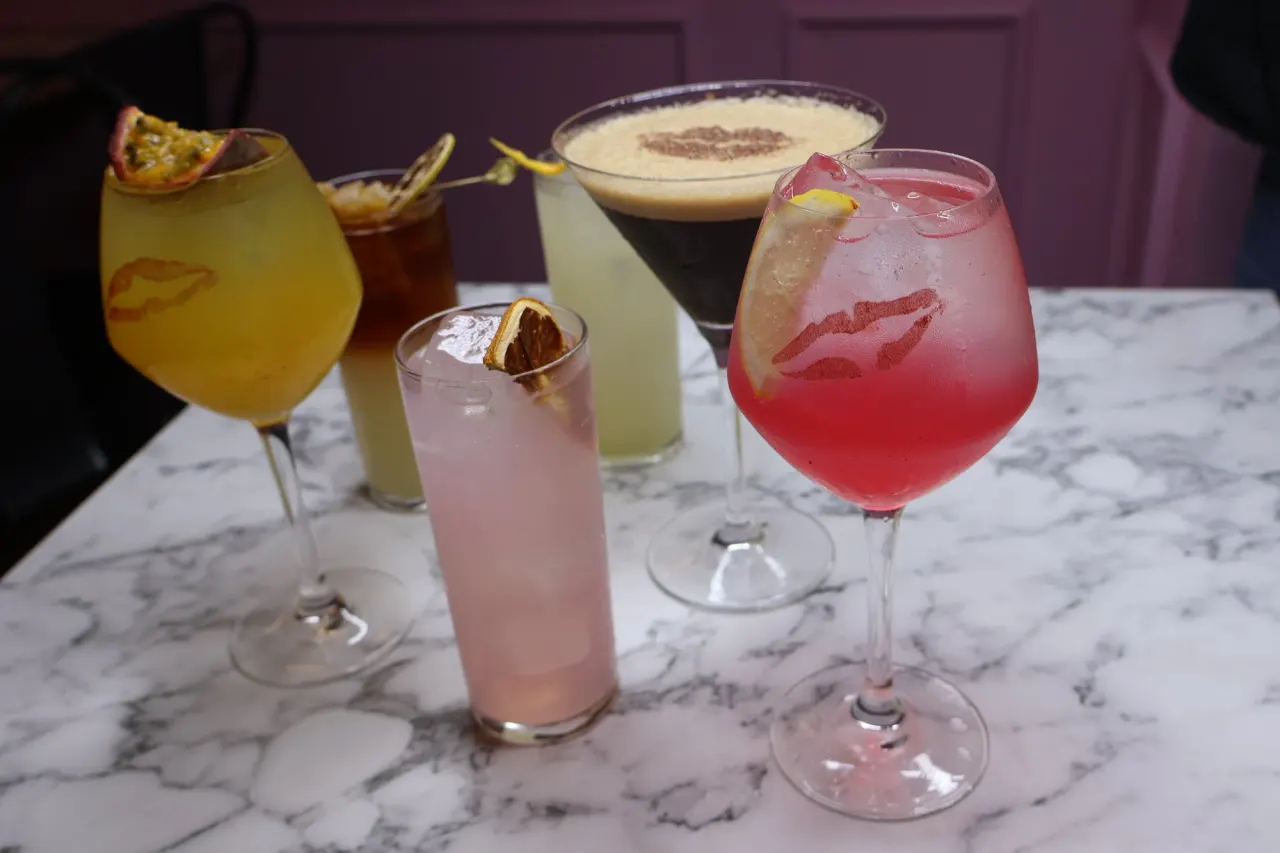 BookNoFees: Kavinė – Kafe Kys Cafe & Bar – Copenhagen – „Kafe Kys“ kavinė ir baras, nuotrauka 1