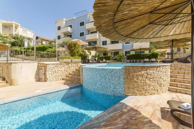 BookNoFees: poilsio būstas, Slatine – Rami poilsio butas su vaizdu į jūrą ir baseinu