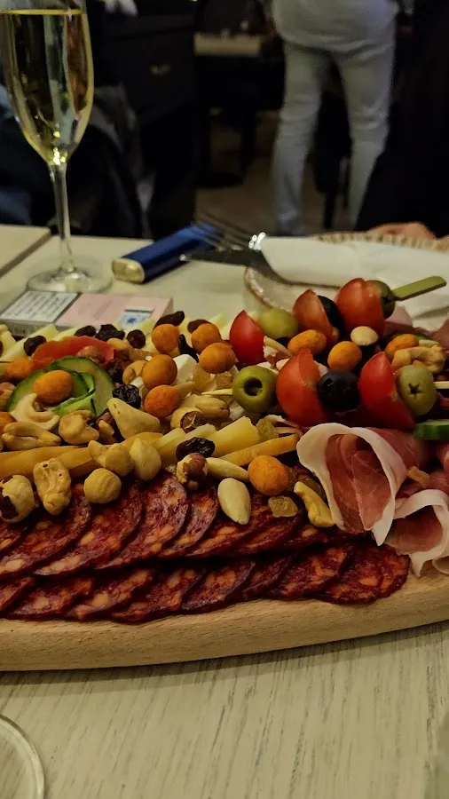 BookNoFees: Kavinė – La Corte – Belgrade – Teismas, nuotrauka 3