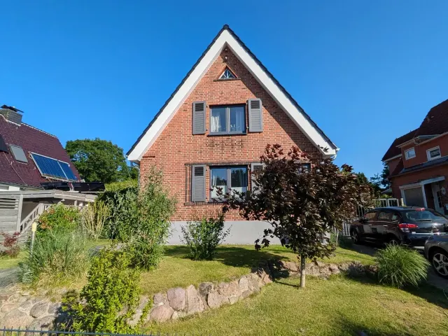 BookNoFees: Erdvus dvibutis namas ramioje vietoje – Lübeck