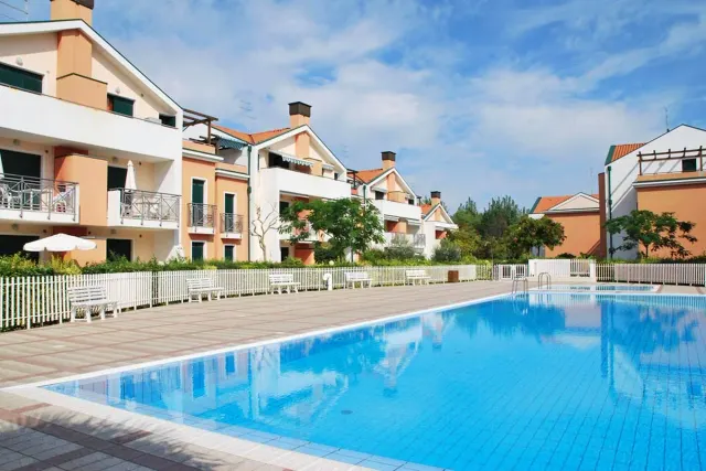 BookNoFees: poilsio būstas, Cavallino-Treporti, Italija – didelis baseinas priešais „Sunny Apartment On The Sea“ pastatą Kavallino-Treporti mieste