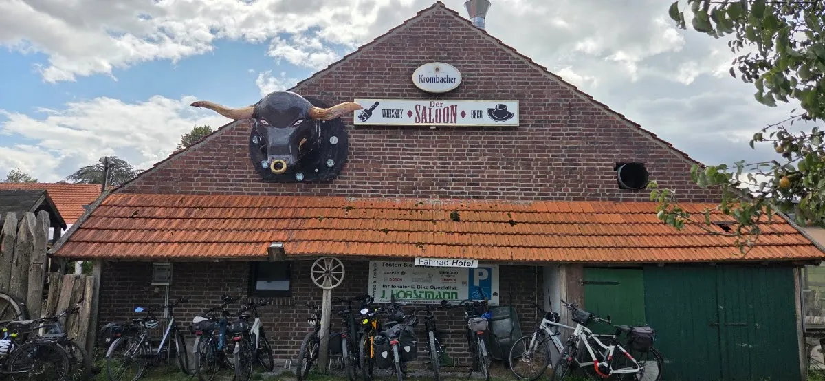 BookNoFees: Restoranas – Der Saloon In Kesseler – Lippetal – „Saloon“ Kesseleryje, nuotrauka 1