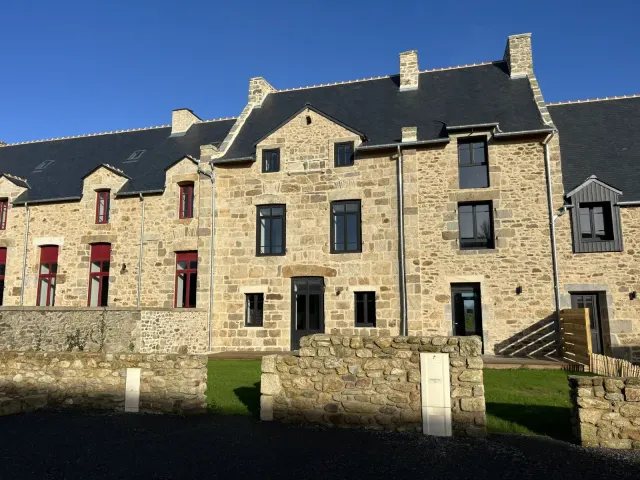 BookNoFees: Stilingas akmeninis namas su sodu ir elektromobilių įkrovikliu – Saint Malo