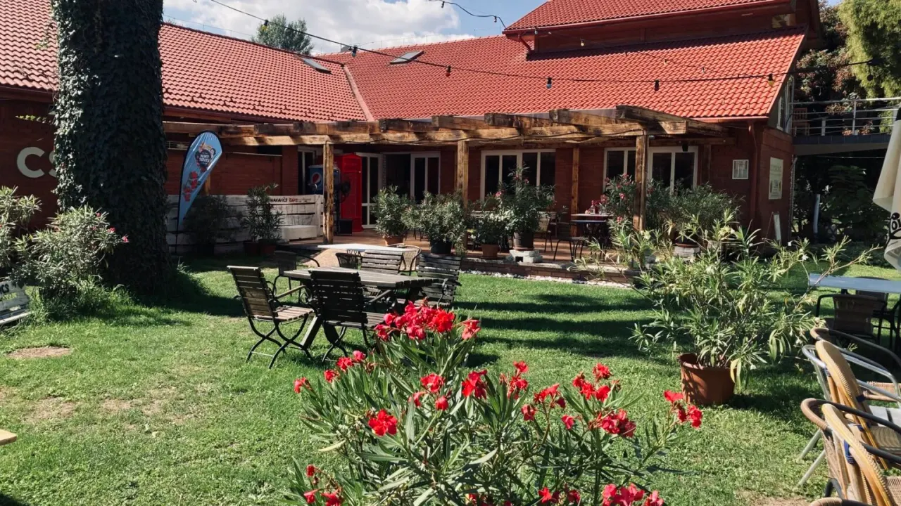 BookNoFees: Restoranas – Dunakavics Bowling Klub – Budapest – „Dunakavics“ boulingo klubas, nuotrauka 1