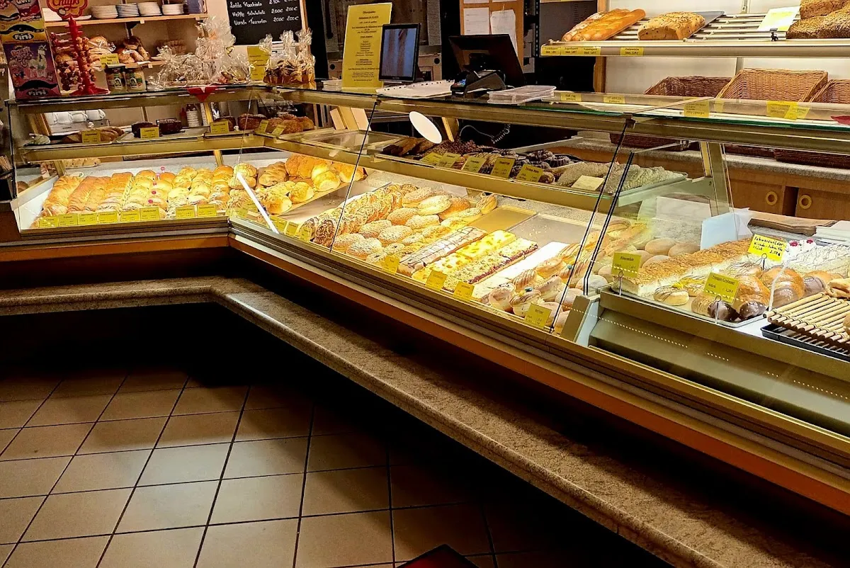 BookNoFees: Restoranas – Neuhaus Bäckerei Konditorei Stehcafé – Welver – „Neuhaus“ kepykla, konditerija ir kavinė su staliukais, nuotrauka 1