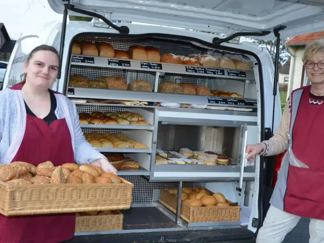 BookNoFees: Restoranas – Neuhaus Bäckerei Konditorei Stehcafé – Welver – „Neuhaus“ kepykla, konditerija ir kavinė su staliukais, nuotrauka 2
