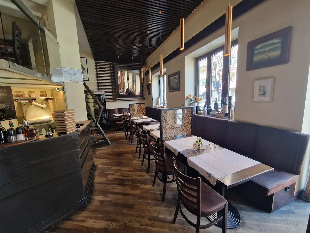 BookNoFees: Restoranas – La Piazza – Belgrade – Aikštė, nuotrauka 1