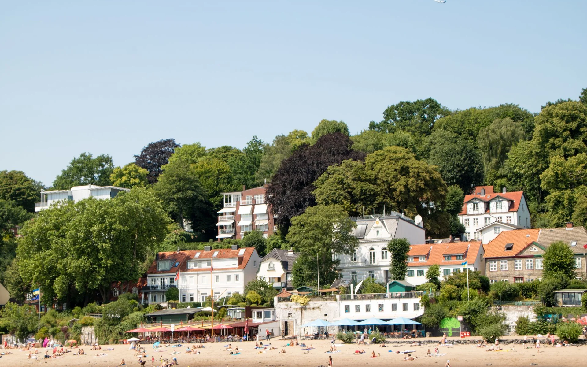 Paplūdimys ir namai prie Elbės kranto Hamburge-Blankenese