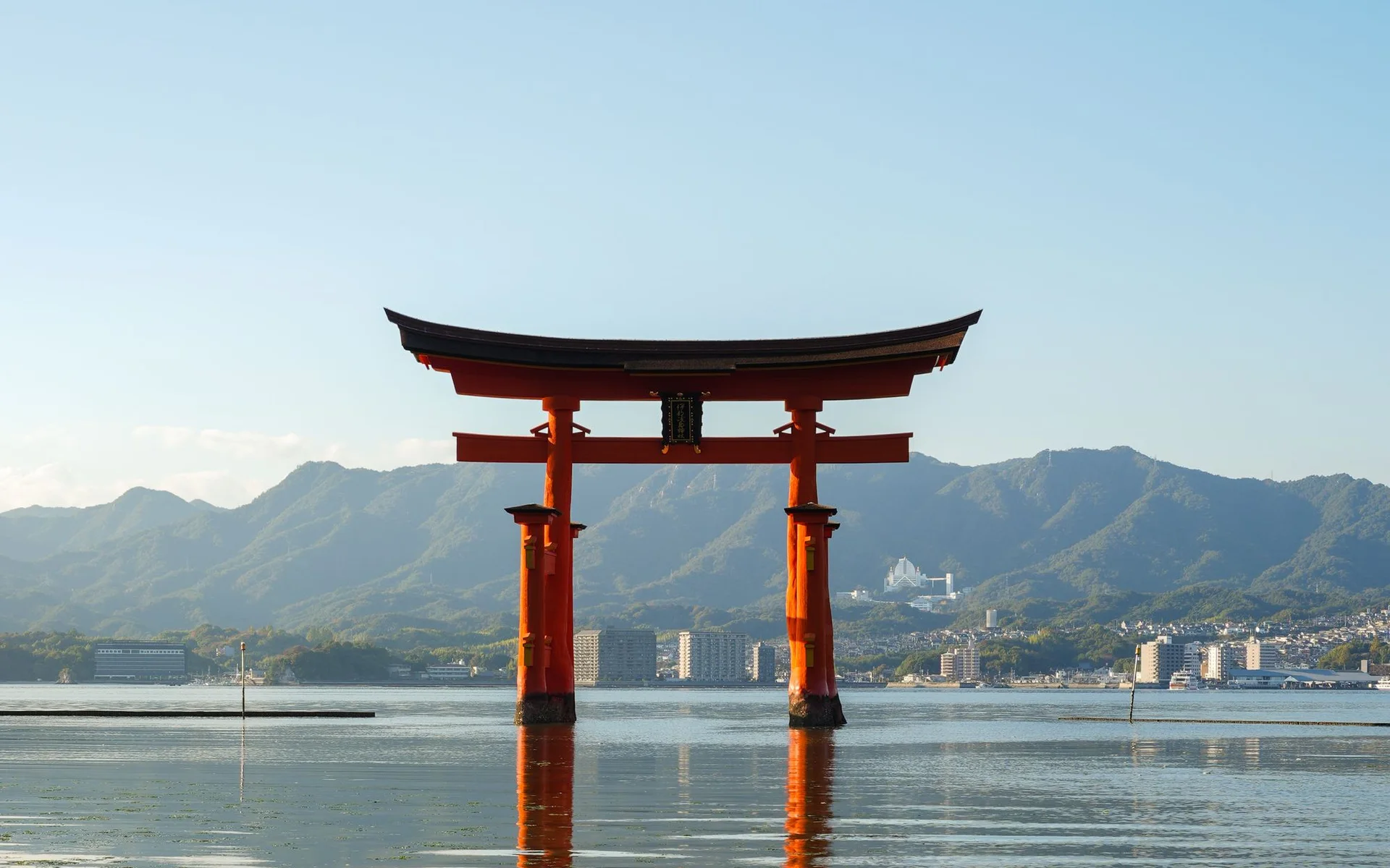 Torii prie Itsukushima šventyklos virš vandens