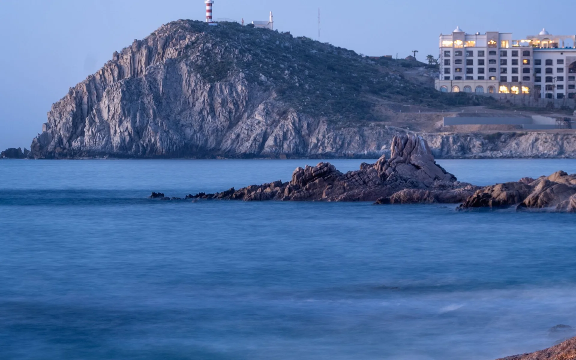 Uolėta pakrantė su švyturiu prie Cabo San Lucas