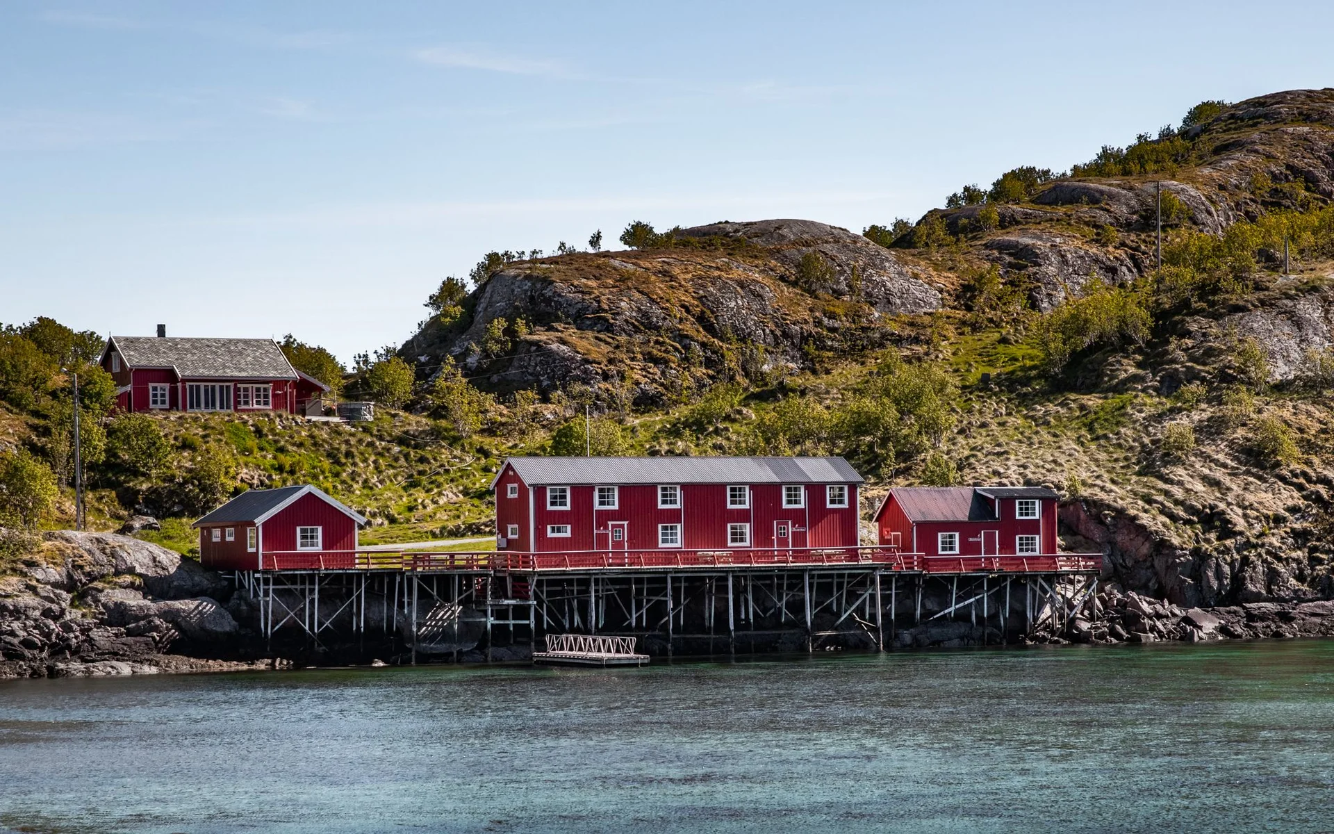 Raudoni namai prie vandens Nordlande, Norvegijoje
