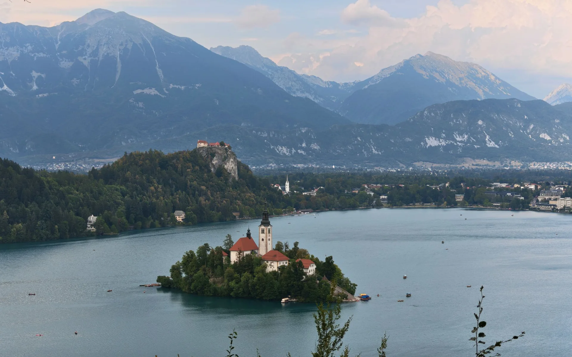 Bledo ežeras su saloje stovinčia bažnyčia Alpių fone