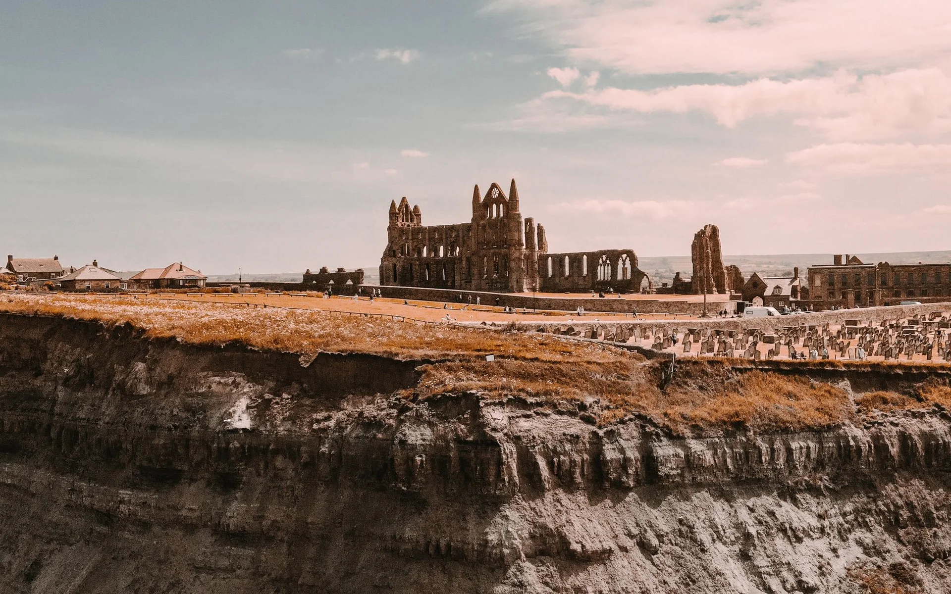 Whitby abatijos griuvėsiai virš Anglijos pakrantės