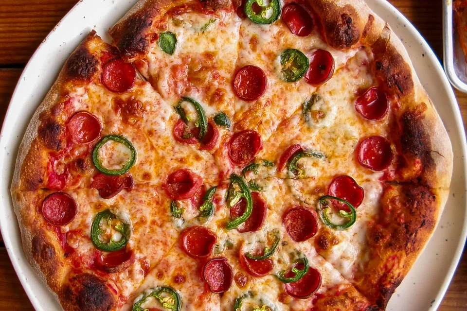 Example photo: Pizza topped with pepperoni and green peppers